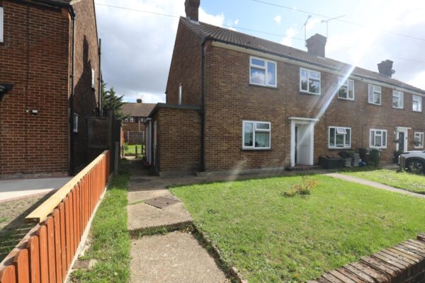 Queenstown Gardens, Rainham, RM13