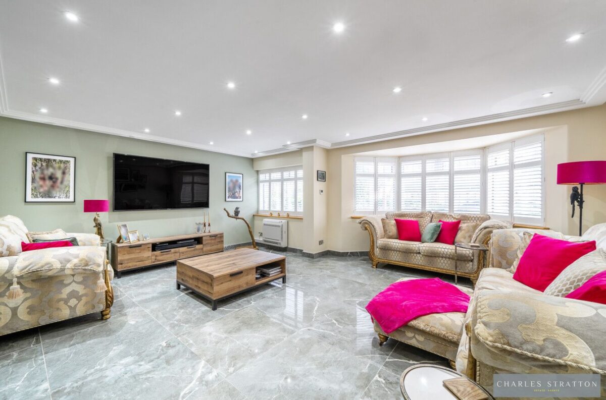 Rowan Walk, Hornchurch