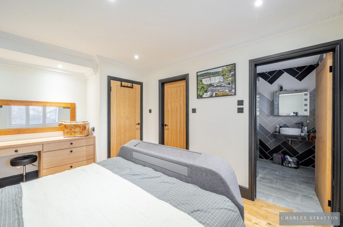 Rowan Walk, Hornchurch