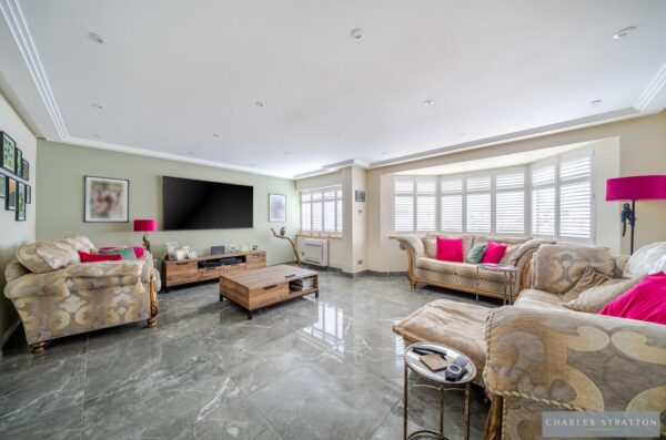 Rowan Walk, Hornchurch