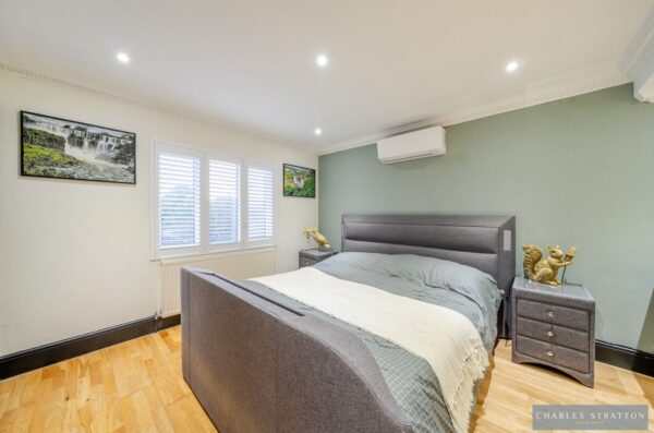 Rowan Walk, Hornchurch