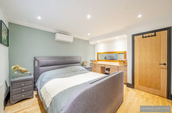 Rowan Walk, Hornchurch