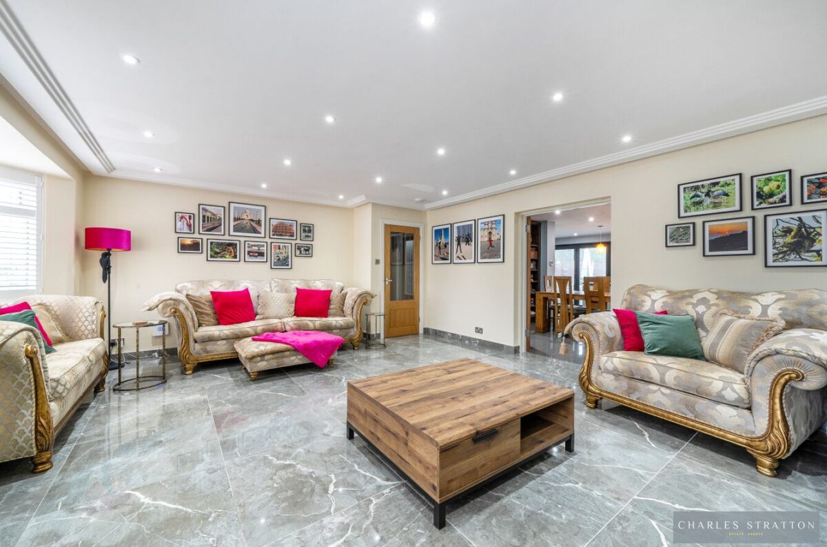 Rowan Walk, Hornchurch