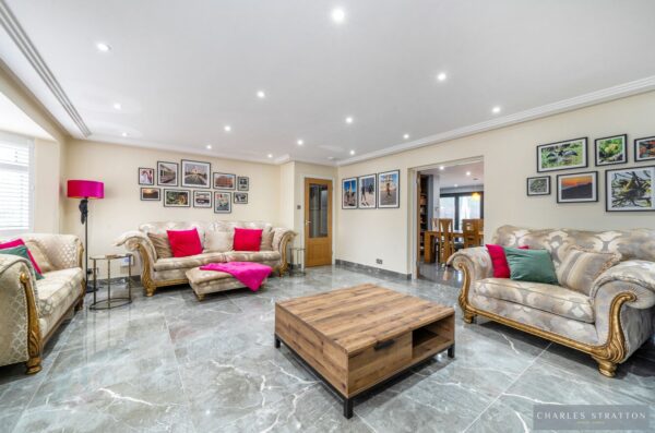 Rowan Walk, Hornchurch