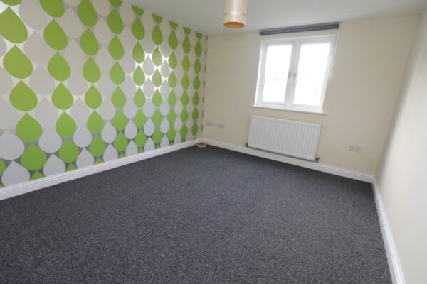 Draper Close, Grays, RM20