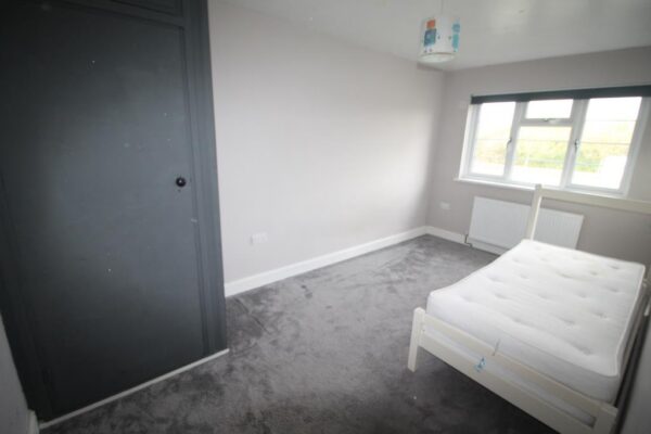 Eastern Avenue East, Romford, RM2
