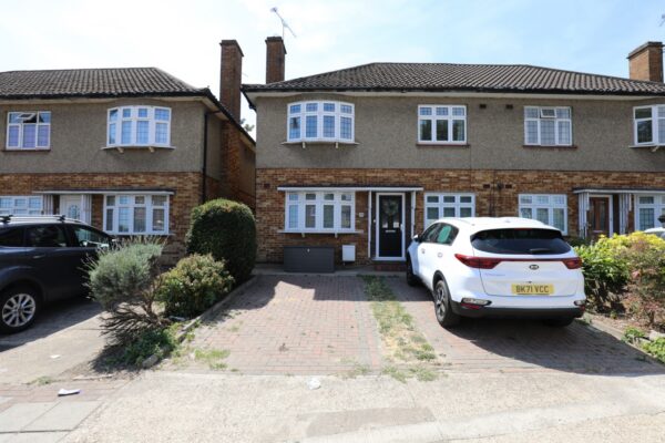 Station Road, Gidea Park, RM2