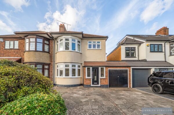 Pettits Boulevard, Romford